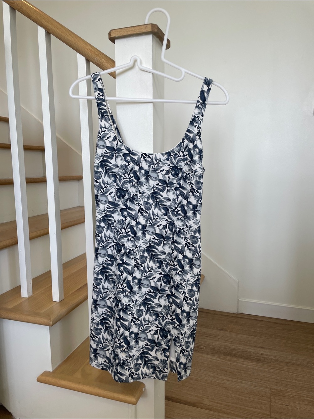 Abercrombie XSP Sleeveless Fruit/Botanical Print Mini Dress in Navy & White